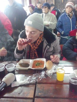 De 1 Decembrie, Radu Mazăre a mâncat fasole cu cârnaţi în piaţa CET şi a urat tuturor să fie mai buni